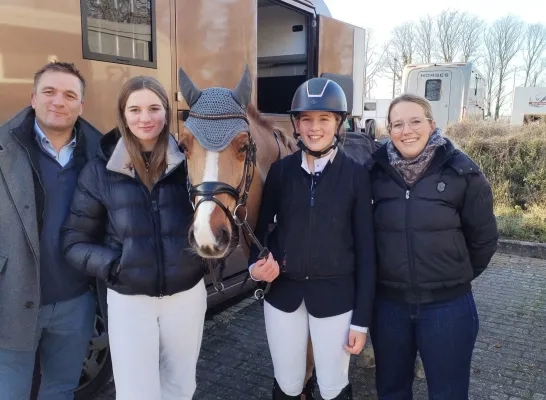 Mila Fonteyn met haar familie en pony Sunrise