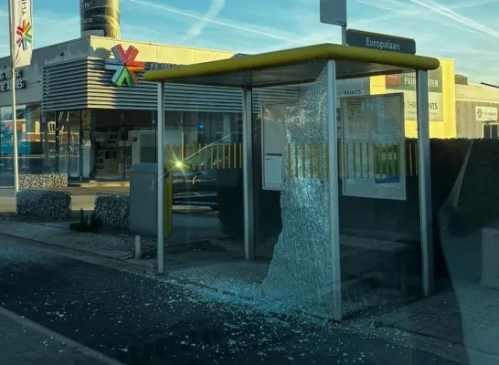 Het bushokje van de halte Europalaan is aan diggelen geslagen