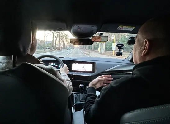 Een kandidaat-chauffeur voor de Responsible Young Drivers legt een rijtest af met iemand van rijschool Traffix in Meise