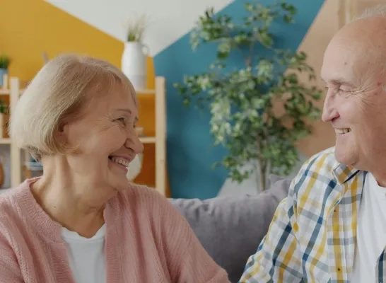 Een vrouw en een man kijken liefkozend naar elkaar