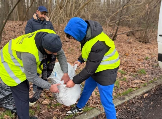 Jongeren van de Ahmadiyya moslimgemeenschap ruimen op Nieuwjaarsdag zwerfvuil in Dilbeek