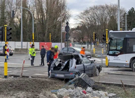 Een bus van De Lijn en een personenwagen botsen op elkaar aan de Woluwelaan in Diegem