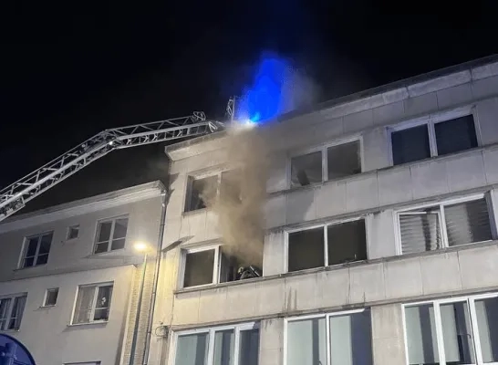Het appartement is onbewoonbaar na een hevige brand