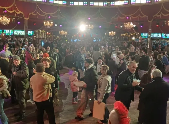 De spiegeltent in Vilvoorde is afgeladen vol voor de nieuwjaarsdrink