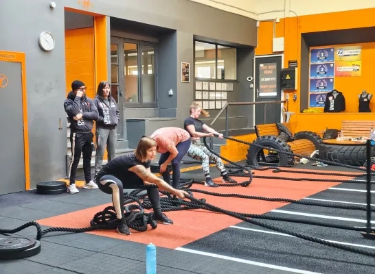 Sportievelingen doen aan hyrox