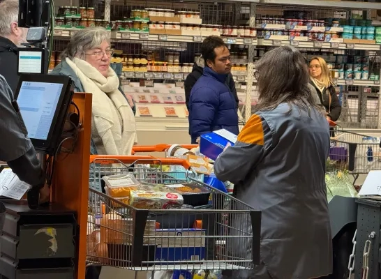 Vrouw aan de kassa bij Colruyt Halle