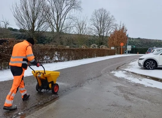 In Steenokkerzeel strooien gemeentearbeiders manueel zout