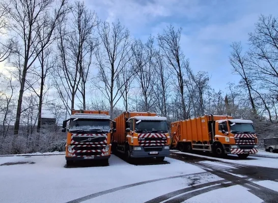 Het winterweer verstoort de afvalophaling in de regio