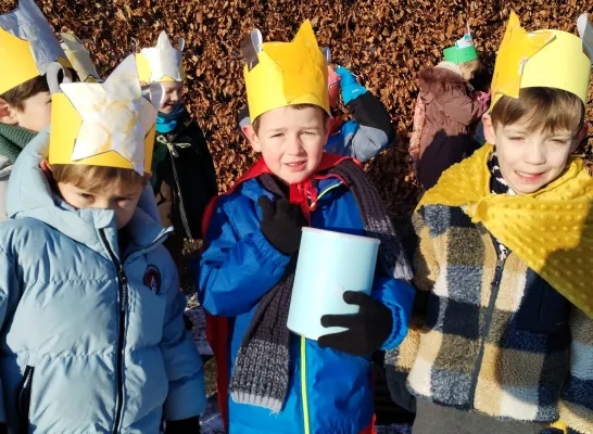 Kleuters uit Teralfene zingen van deur tot deur Driekoningen