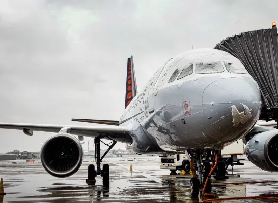 Het ijs- en sneeuwvrij van vliegtuigen kan leiden tot vertragingen