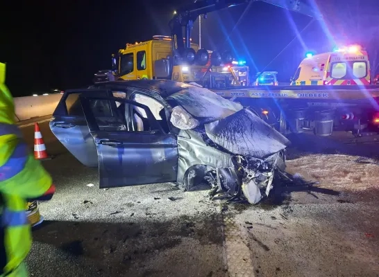 Een van de twee zwaar gehavende voertuigen na een ongeval op de E40 ter hoogte van Ternat