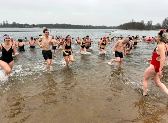 In 2024 ging de Nieuwjaarsduik in Hofstade wel door