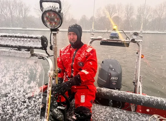 Duikers van brandweerzone Vlaams-Brabant West duiken water in voor oefeningen ondanks de koude
