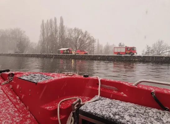 Duikers van brandweerzone Vlaams-Brabant West duiken water in voor oefeningen ondanks de koude