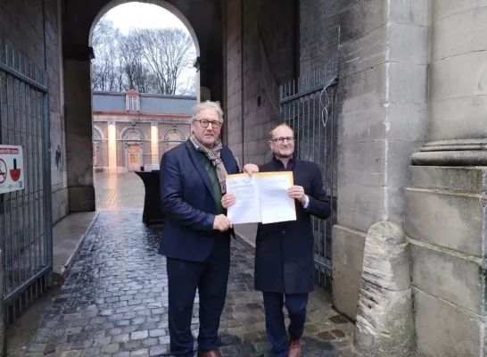 Gedeputeerde Bart Nevens en Vlaams minister Ben Weyts aan het Ruiterijcomplex in Vilvoorde