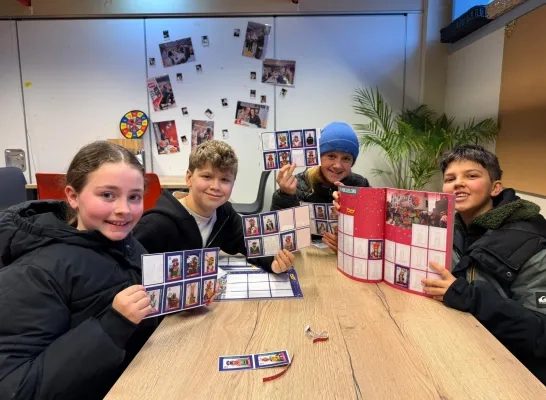 Kinderen krijgen in primeur het carnavalstickersboek in handen