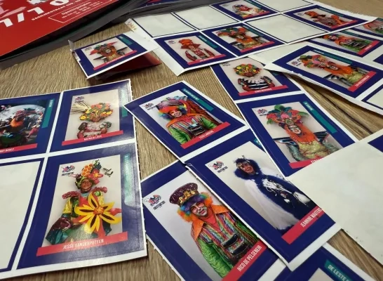 De foto's van 1.019 carnavalisten die verzameld kunnen worden in het stickerboek