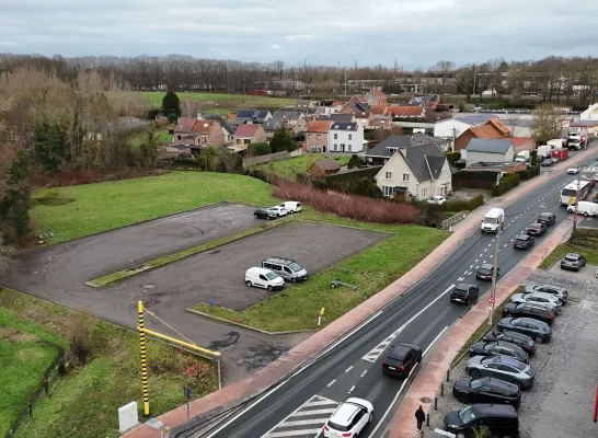 Op dit parkeerterrein langs de Assesteenweg komt het nieuwe restaurant