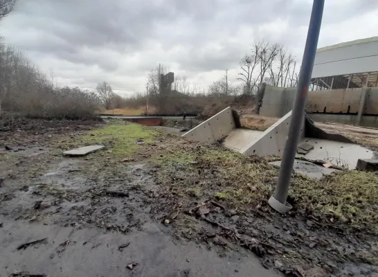 De steunmuur van een waterbuffer is ingestort. 