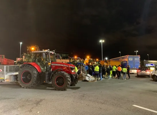 De boeren zetten een filterblokkade op aan Brucargo