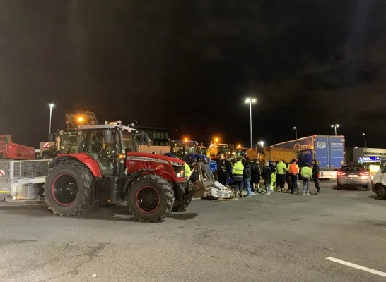 Ongeruste boeren blokkeren opnieuw rotonde aan Brucargo