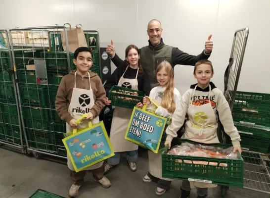 Grimbergse leerlingen vullen zaken met verse groenten