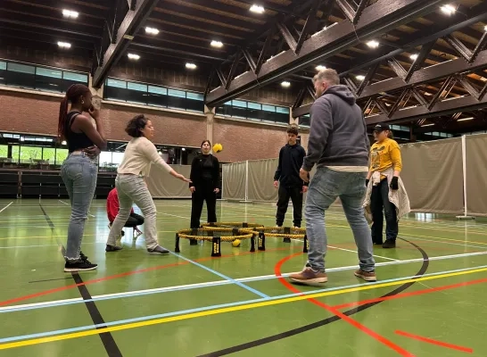 Okan in actie. Leerlingen Sancta Maria spelen spikeball bij Buurtsport Halle