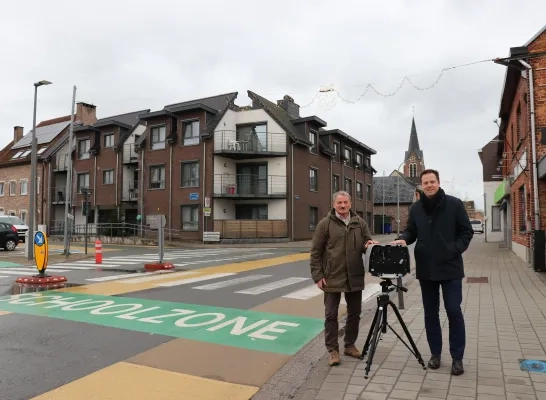Schepen van Mobiliteit Dirk Blomme en burgemeester Maarten Mast staan naast de nieuwe camera.
