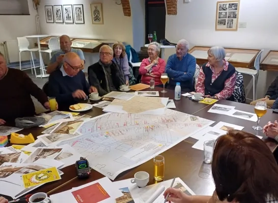Tijdens het hopcafé komen halen mensen herinneringen op aan het rijke Assese caféleven