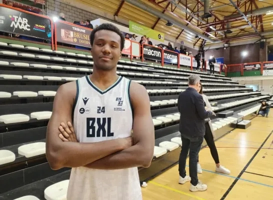 Godwin Tshimanga in een shirt van Brussels Basketball
