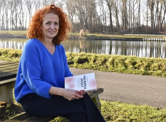 auteur Joke Claessen met haar boek