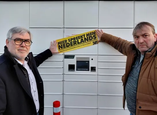 Vlaams Belang hekelt een Franstalige sticker op een pakjesautomaat in Lennik