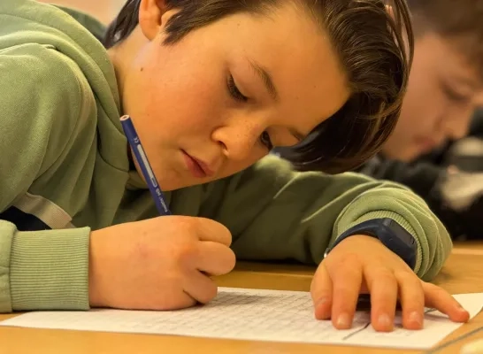 Opperste concentratie tijdens het schrijven van een verhaal voor De Wondere Pluim