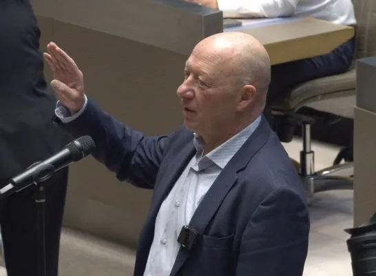 Hans Bonte legt de eed af in het Vlaams Parlement
