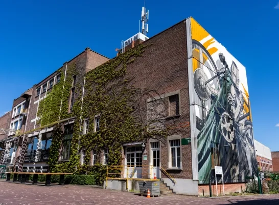 De stalen cyclist, street art op de gevel van Brouwerij Palm