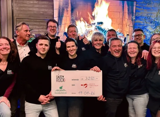 De organisatoren van BarryRock overhandigen de cheque