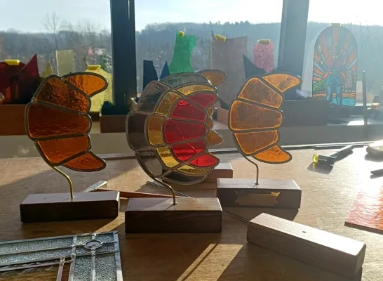 De trofee van de Golden Croissant bestaat uit glas-in-lood