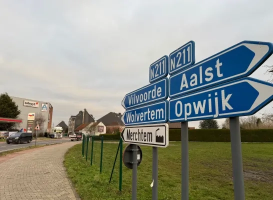 De gewestweg loopt door het centrum van Merchtem