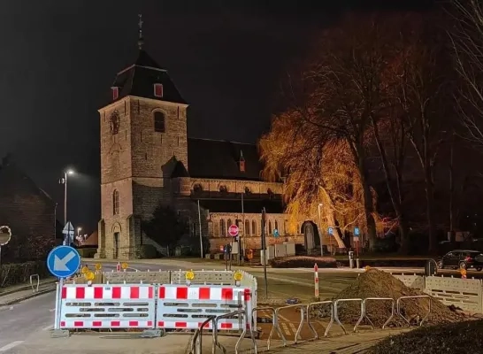 Farys werkt in het dorpscentrum van Hekelgem
