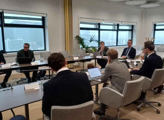 De installatievergadering voor het Balanced Approach-traject, met onder andere Alexander D'Hooghe en minister Jo Brouns aan tafel