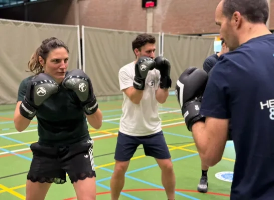 leerkracht krijgt initiatie boksen tijdens pedagogische studiedag in Heilig-Hart & College