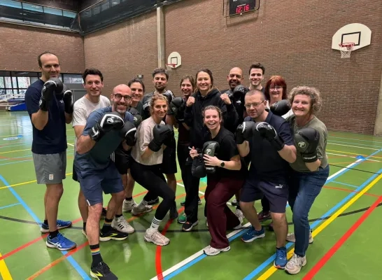 leerkrachten krijgt initiatie boksen tijdens pedagogische studiedag in Heilig-Hart & College