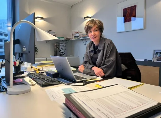 Vlaams minister van Media Cieltje Van Achter aan haar bureau