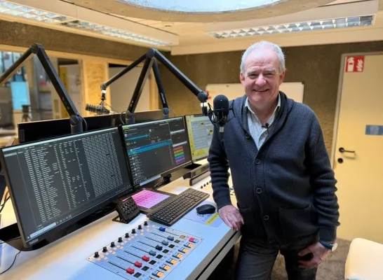 Bernard Bosch van Radio Rand in de nieuwe studio
