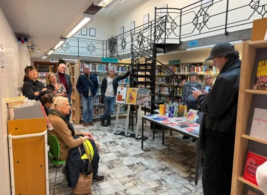 Parkdichter Jurgen Masure leidt de Poëziewandeling door Vilvoorde