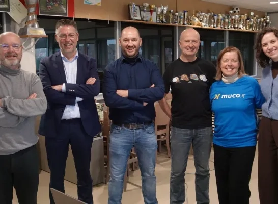 De organisatoren van TRAIL60 gaan op de foto met burgemeester Kris Poelaert