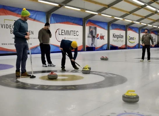 Curlers in actie tijdens de fundraiser