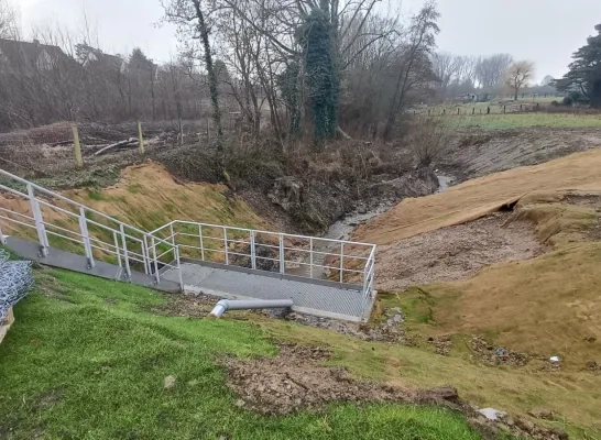 Een betonnen knijpconstructie op de Amelvonnesbeek 