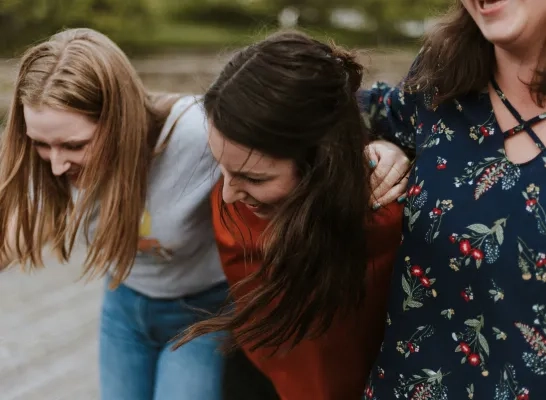 Drie lachende jongeren