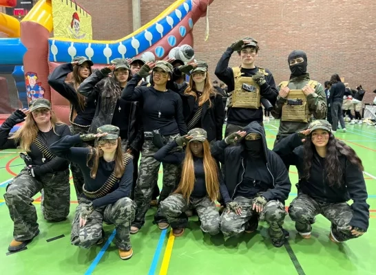 Zesdejaars Heilig Hart en College in Halle vieren laatste 100 dagen tijdens Jokeday